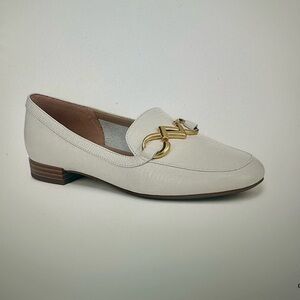 Naturalizer Jovie Warm White and Gold Flats with Sophisticated Design